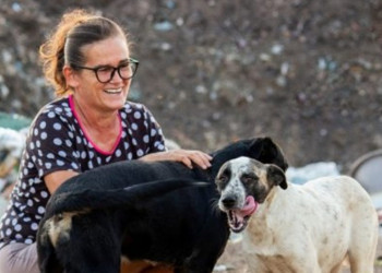 Mulher visita lixão todos os dias para alimentar 40 cães e gatos abandonados